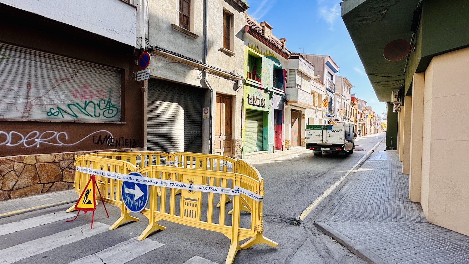 El carrer Marià Cubí, tallat al trànsit de vehicles per reparar paviment malmès