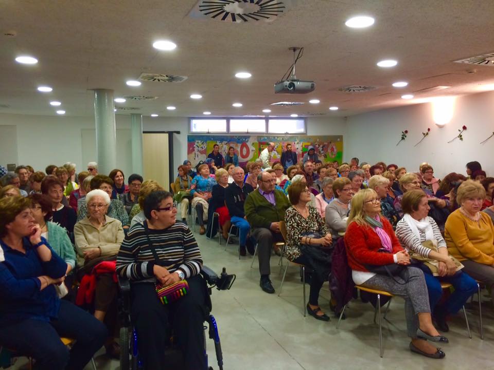Alumnes de l'Escola Municipal d'Adults fan teatre a les escoles 