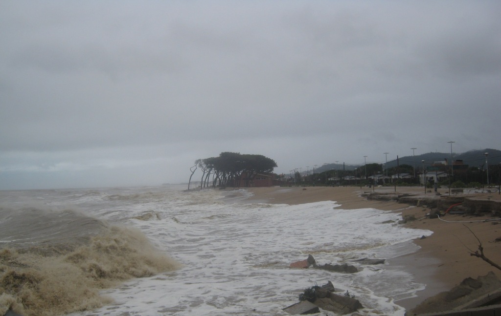 L'Estat comença les obres per reparar els danys dels temporals a la platja de la Punta de la Tordera