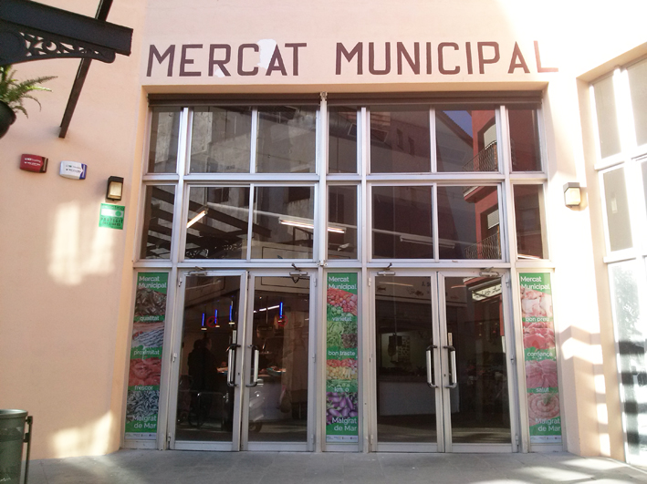 Malgrat Turisme renova els accessos al Mercat Municipal