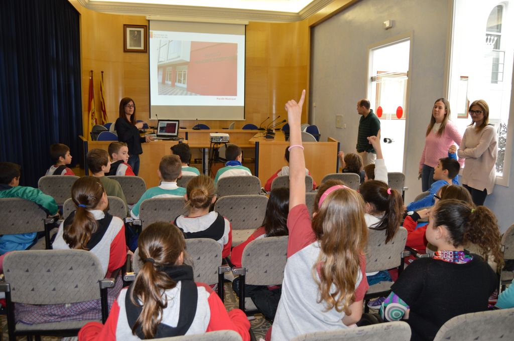 Alumnes de 4t del Vedruna visiten l'Ajuntament 