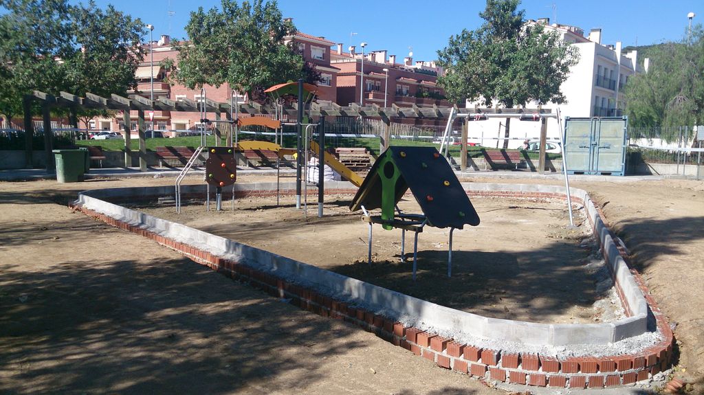 Renoven la zona de jocs infantils de la plaça Germana Campos, que estava molt malmesa