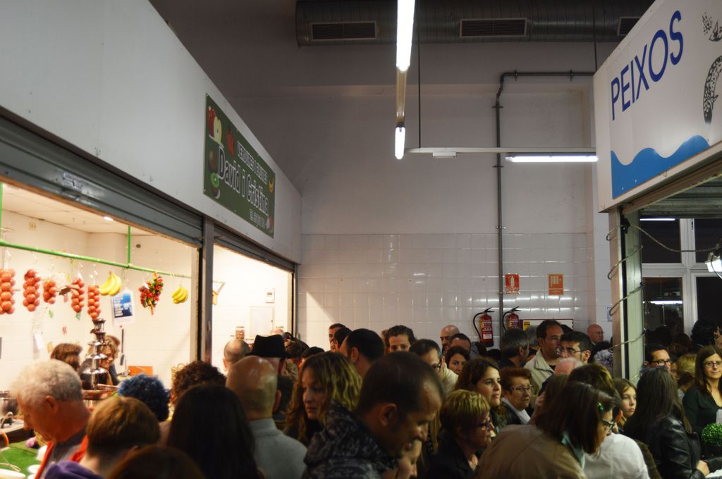 Centenars de persones participen al Mercat, Music & Tapes 