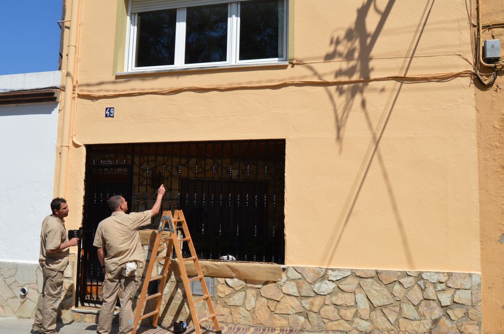 L'Ajuntament posa en marxa una nova campanya per pintar façanes al Castell i la Verneda