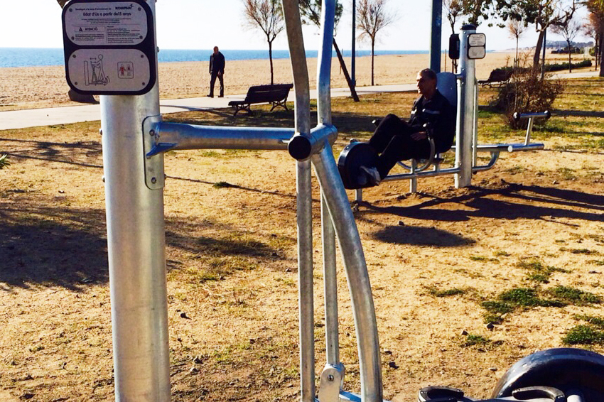 Instal·len una zona per fer exercici a l'aire lliure al Passeig de Mar 