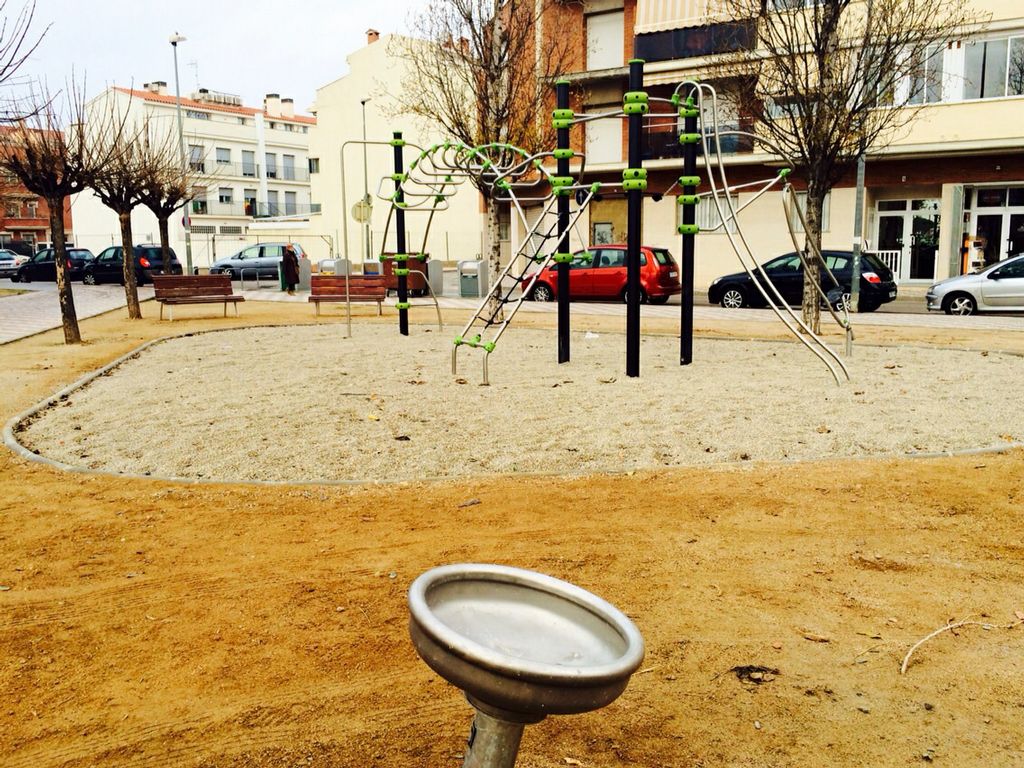 Nova àrea de jocs a la plaça de la Germana Campos