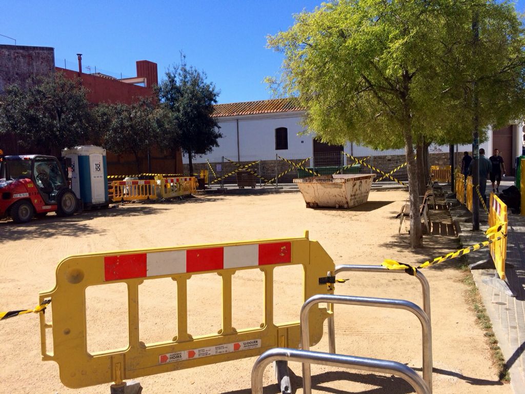 Instal·len una nova àrea de contenidors soterrats amb més capacitat a la plaça de Ca l'Arnau