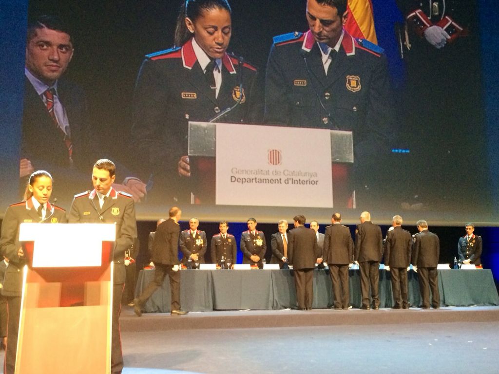El conseller Ramon Espadaler lliura la medalla al mèrit a la Policia Local de Malgrat