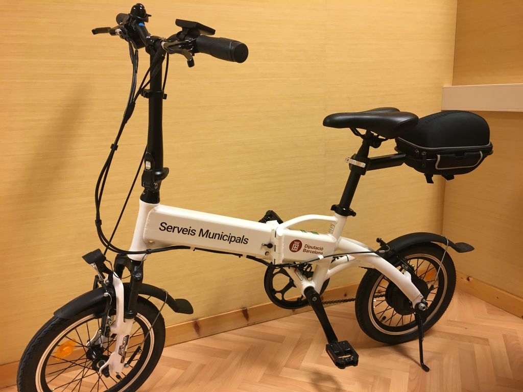 La Diputació de Barcelona lliura a l'Ajuntament una altra bicicleta elèctrica 