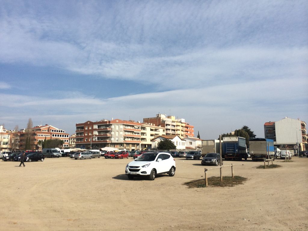 Les obres de l'aparcament de l'avinguda Montserrrat obligaran a canviar d'ubicació algunes parades del mercat setmanal