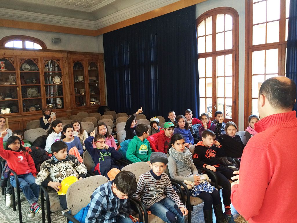 Alumnes de 3r de Primària de l'escola Mare de Déu de Montserrat visiten l'Ajuntament