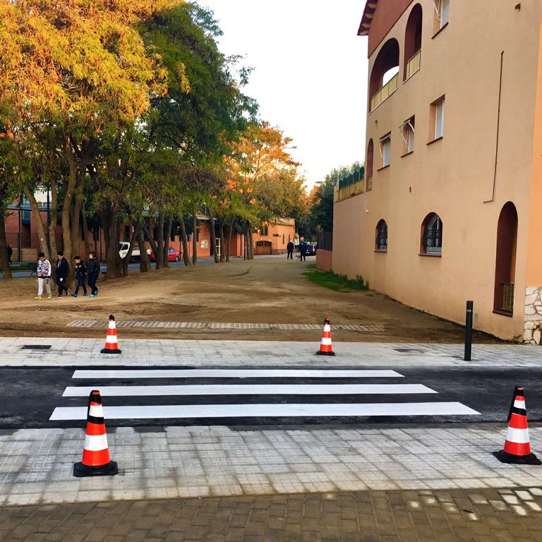 Obert al trànsit de vianants i vehicles el pont remodelat del carrer de Passada