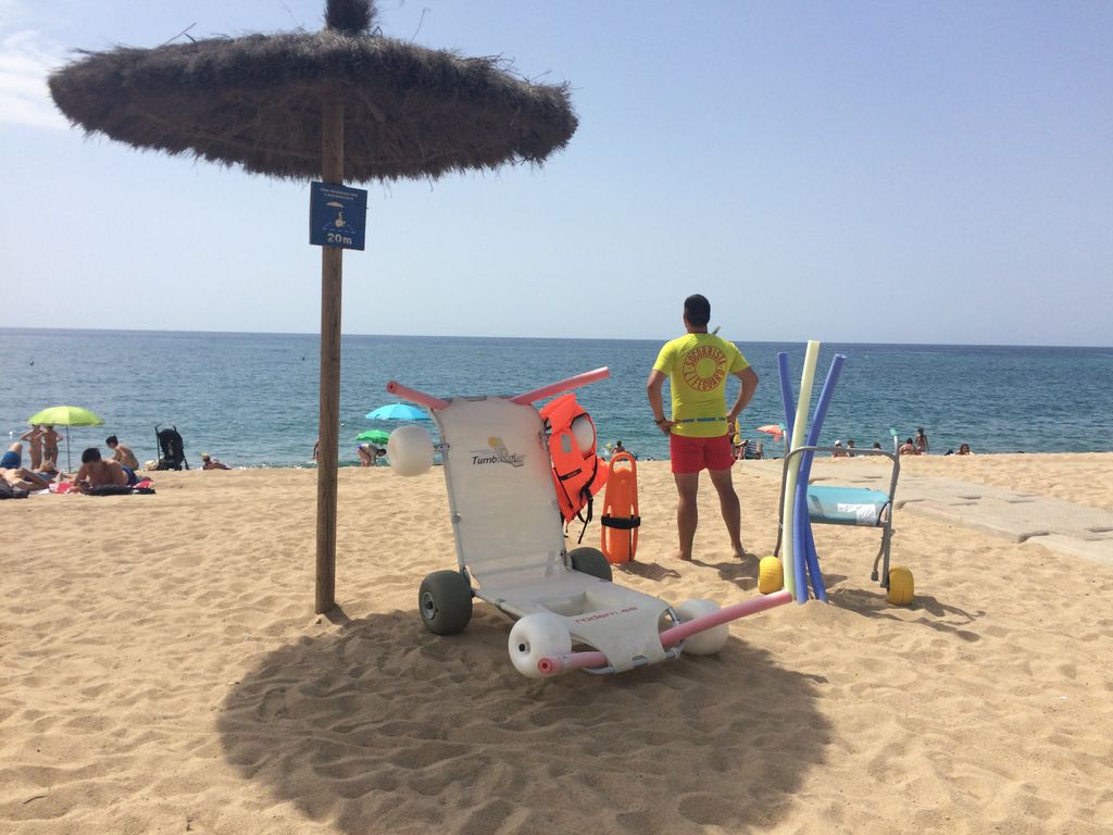 Servei de suport al bany per a persones amb mobilitat reduïda a les platges 