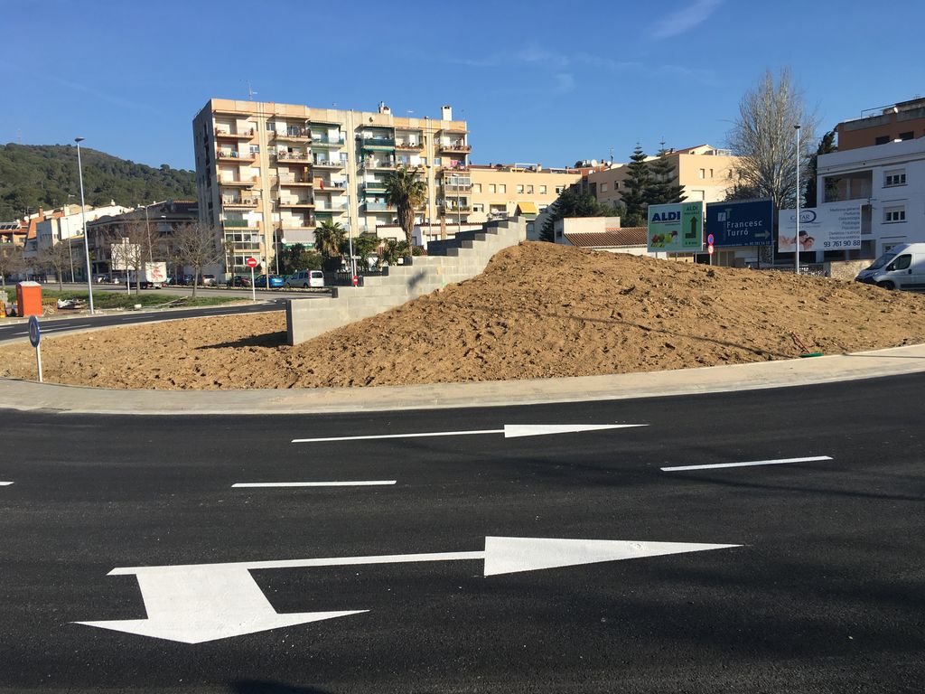 Els treballs per enllestir l'interior de la rotonda de l'avinguda Costa Brava estaran fets a final de maig