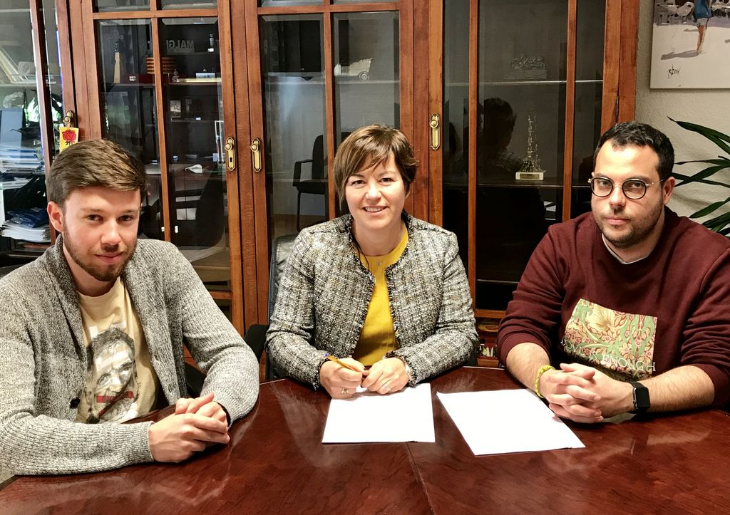 Cedeixen l'ús d'una setantena de plaques de vidre de mossèn Josep Diviu de principi de segle XX