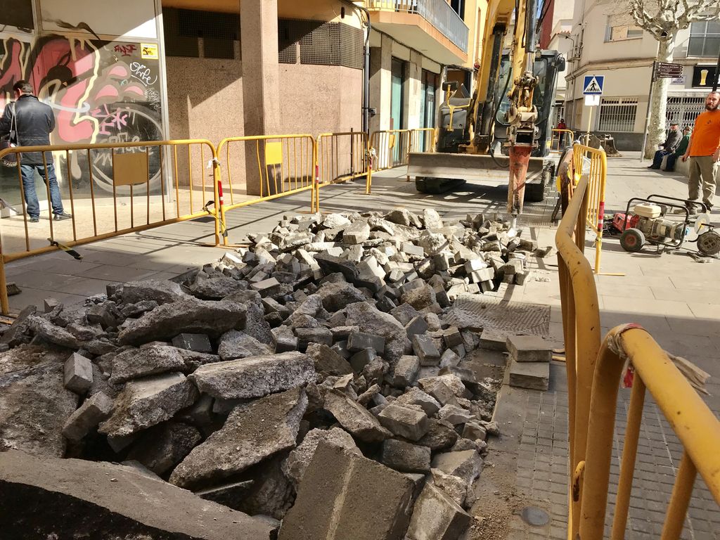 Comencen les obres de renovació del paviment del carrer de Passada davant la plaça Anselm Clavé