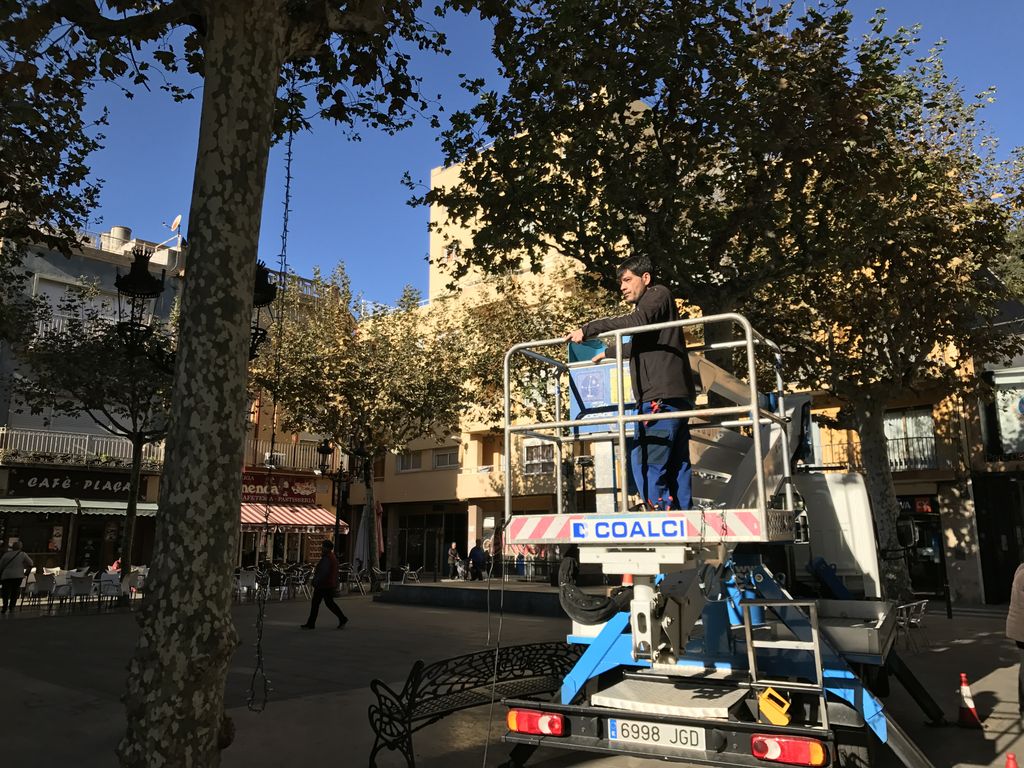 Comencen a col·locar els llums de Nadal, que s'encendran el 2 de desembre