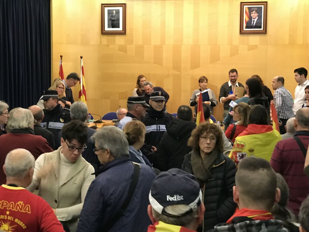 El govern municipal condemna els fets ocorreguts anit al ple i després 