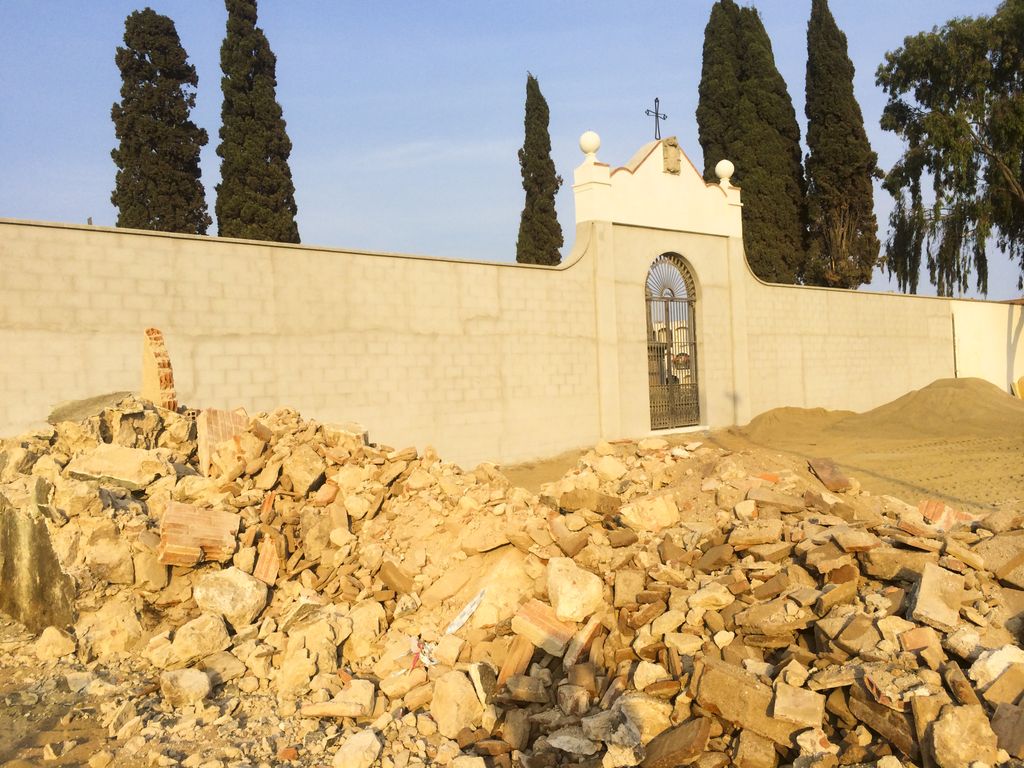 Finalitzen les obres per recular la façana d'accés al cementiri municipal