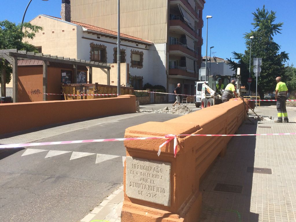 Desvien el trànsit de vehicles pel carrer Riera per les obres del pont del carrer Passada