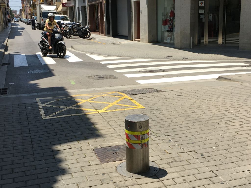 Es treuran les pilones de la zona de vianants del centre i l'accés es controlarà per càmeres