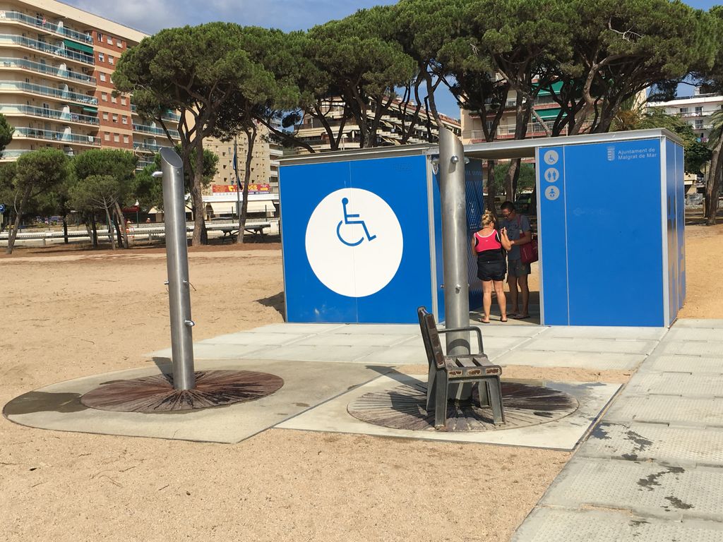 La platja adaptada per a persones amb mobilitat reduïda de l'"Astillero" pren forma
