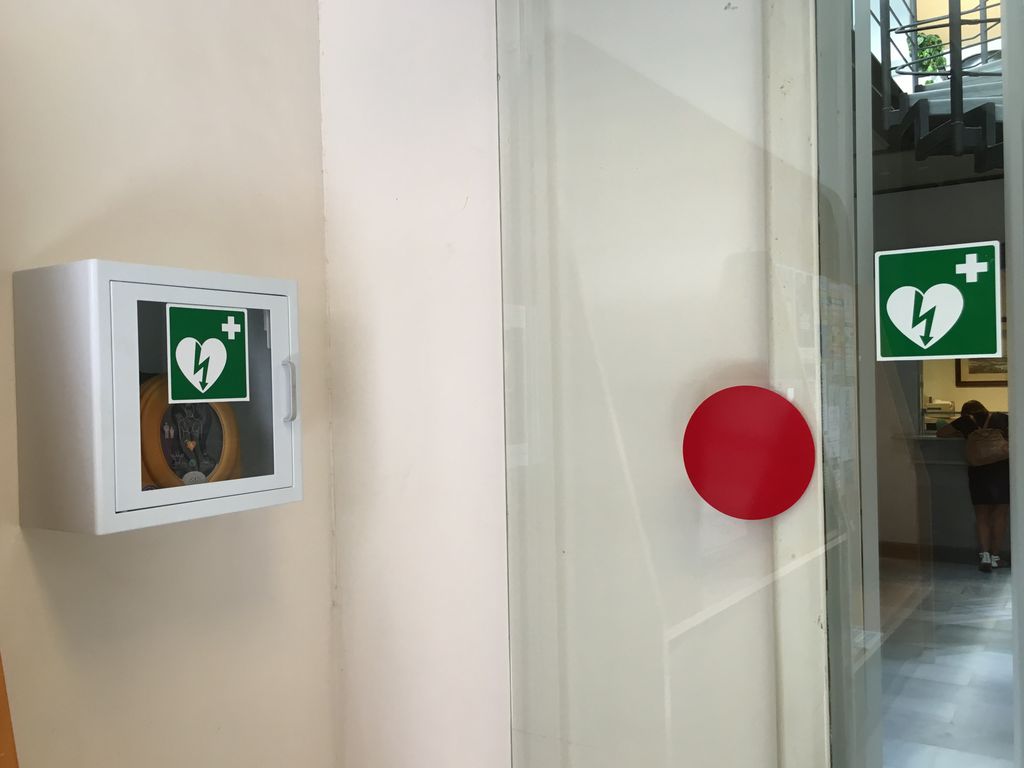 Els desfibril·ladors cardíacs actuals es canviaran per uns altres d'automàtics i es col·locaran al carrer 