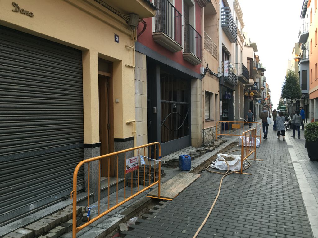 Obres al carrer de Mar per fer connexions de la fibra òptica
