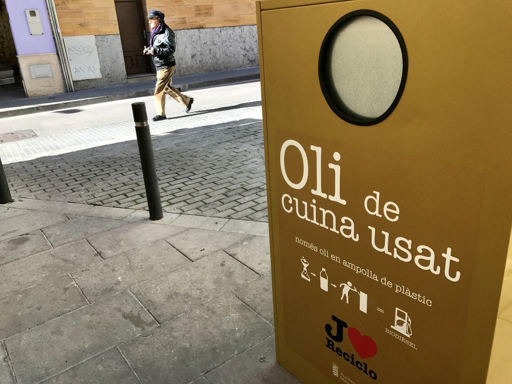 Es recullen 40 ampolles durant els primers quinze dies de funcionament dels contenidors de l'oli de cuina usat