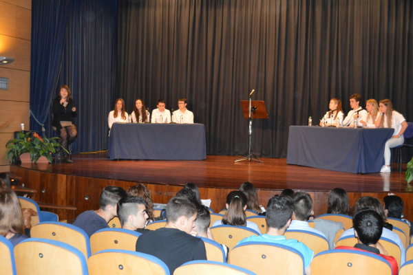 Josep Robelló i el Col·legi Sant Pere Chanel, guanyadors del 5è Concurs de Debat juvenil