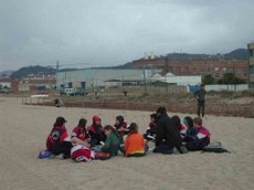 Les escoles visiten la zona de recuperació de flora dunar de la platja         