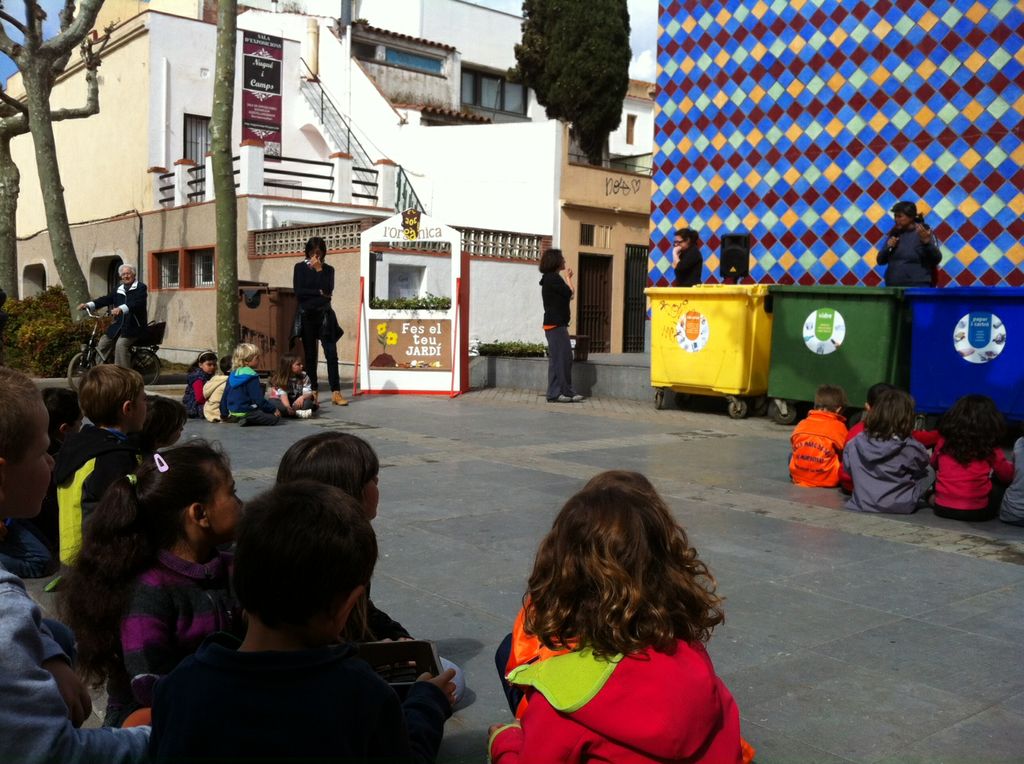 Nens i nenes de P5 de diferents escoles planten un petit jardí al carrer de Mar