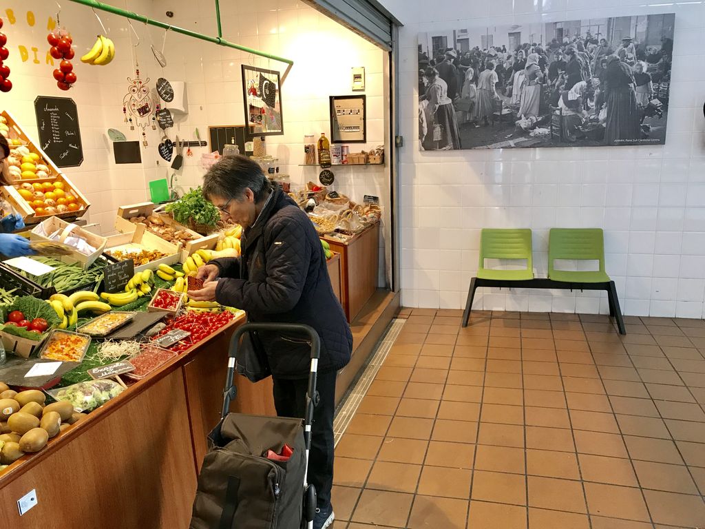 El Mercat Municipal estrena llums nadalencs i fotografies antigues