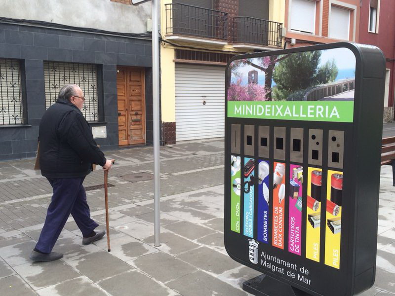 Col·loquen la tercera minideixalleria a l'avinguda Mediterrània