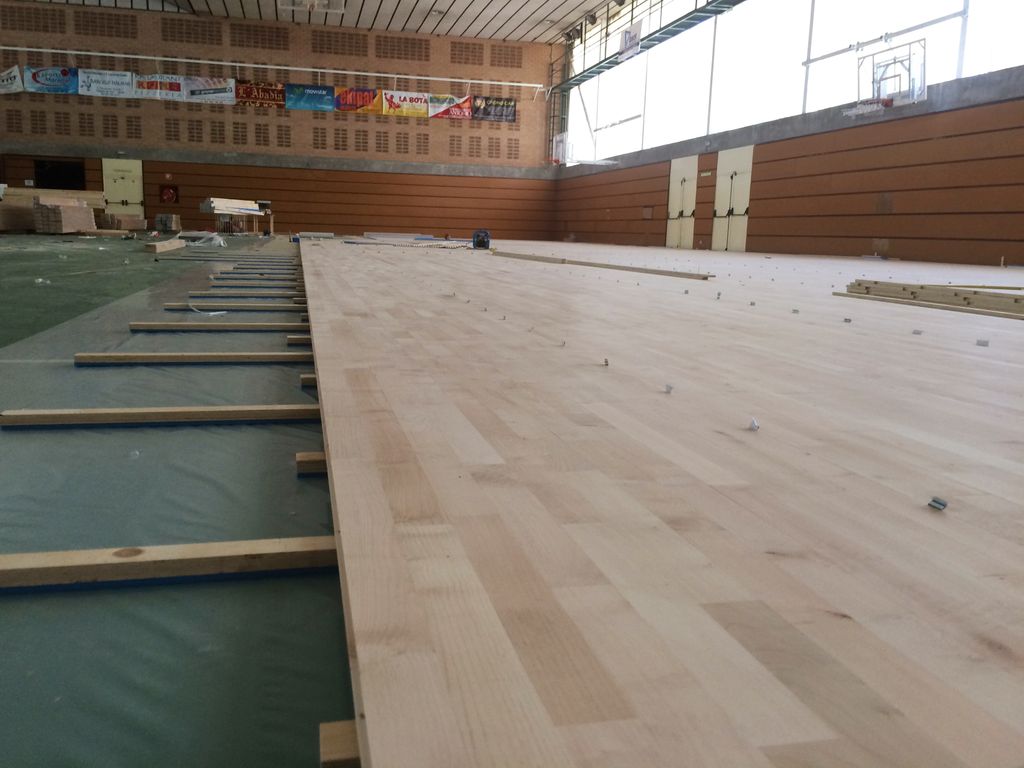 Col·loquen parquet a la pista del pavelló Germans Margall