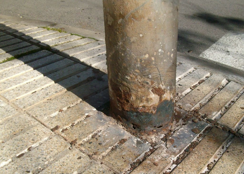 L'Ajuntament ha gastat més de 20.000 euros en els darrers 5 anys a substituir pals de fanals malmesos pels orins