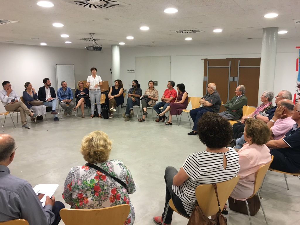 Veïns de La Verneda demanen un aparcament al barri i que es faci pagar als visitants per entrar al parc Francesc Macià