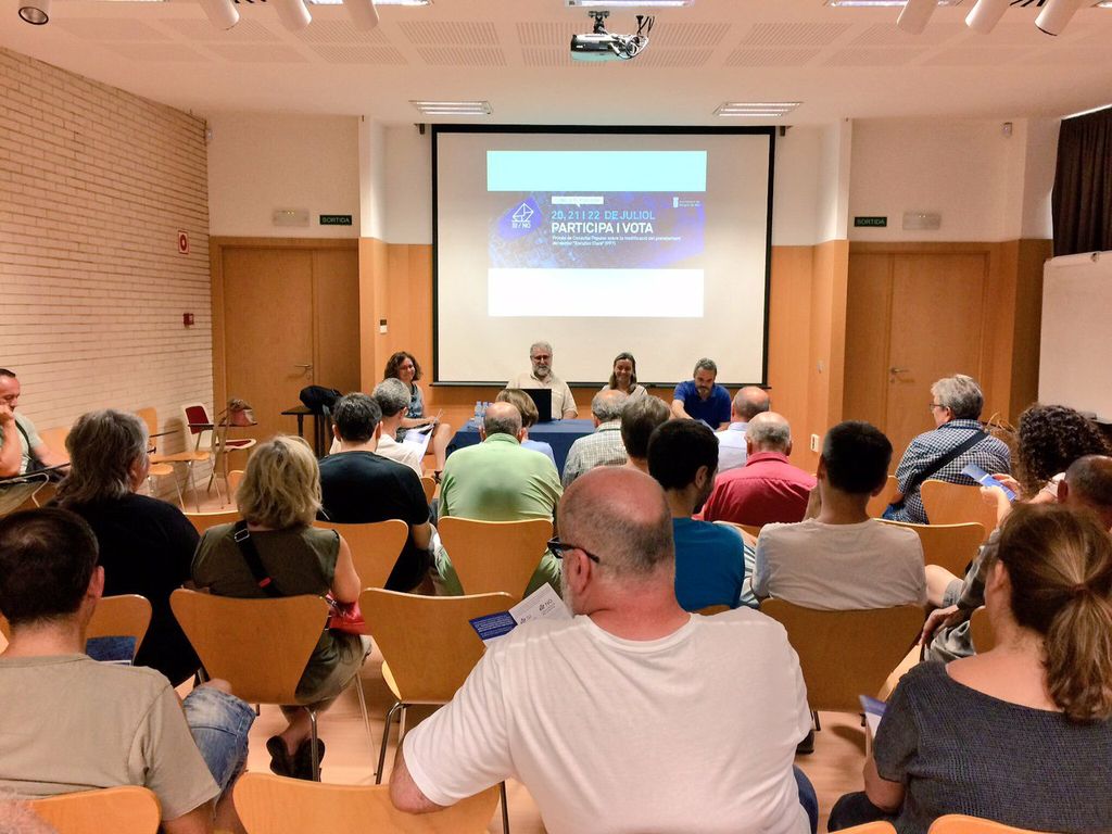 Un centenar de persones participen a les sessions informatives de la consulta de l'àrea comercial