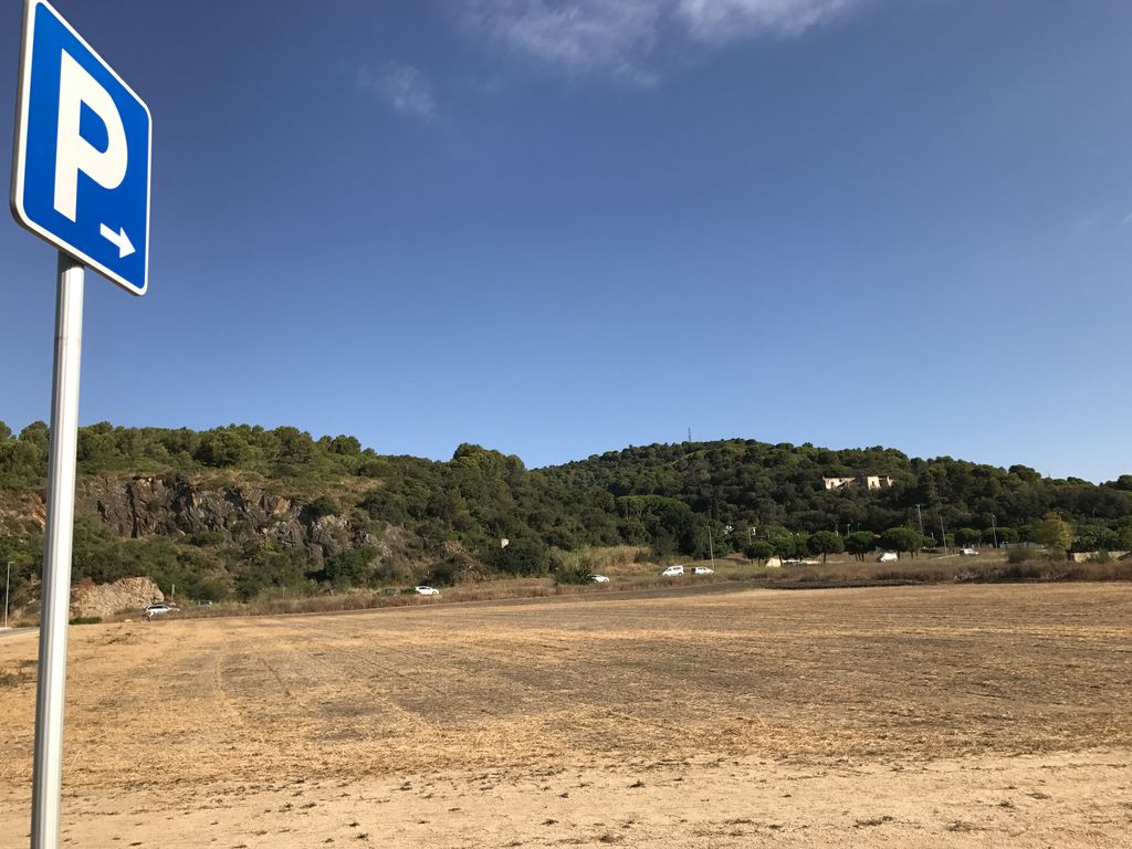 Habiliten una zona d'aparcament provisional a l'avinguda Costa Brava per als dies de fira