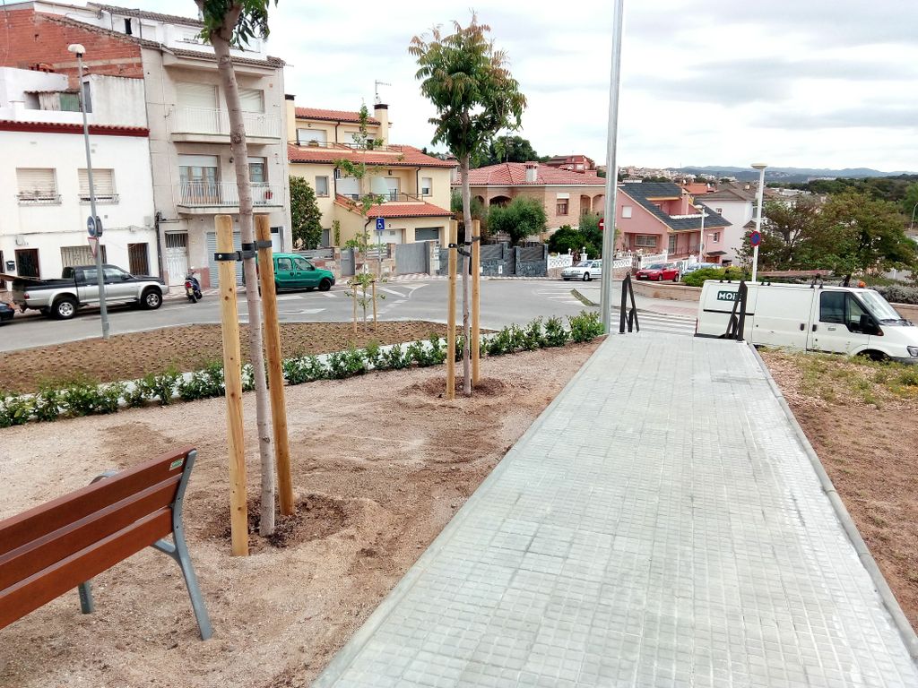 Enllesteixen la plaça de sobre de la dels Bombers