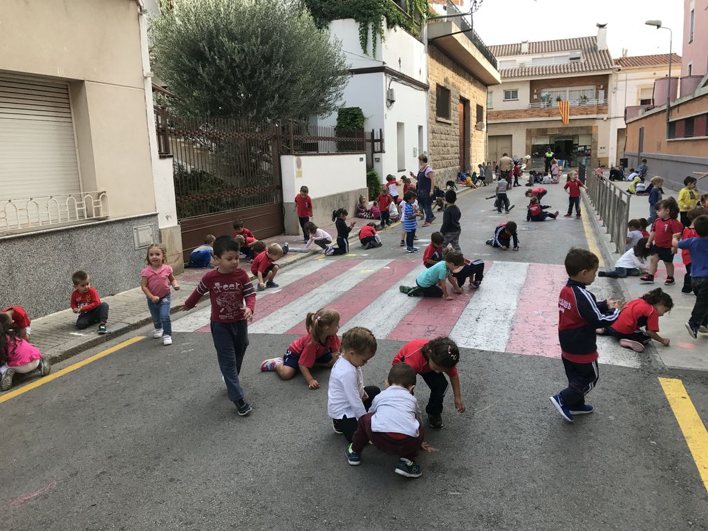 La mainada omple els carrers de color en el Dia Sense Cotxes