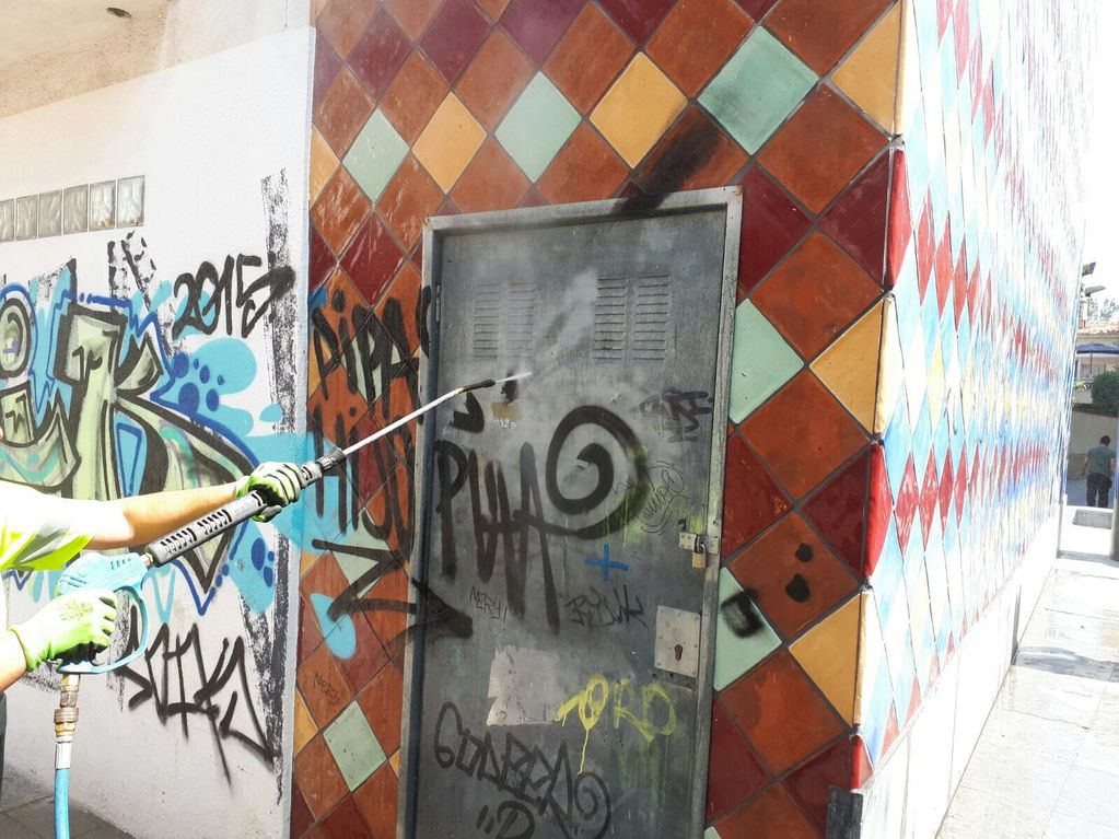 L'Ajuntament destina 18.000 euros a una nova campanya per netejar pintades que embruten l'espai urbà