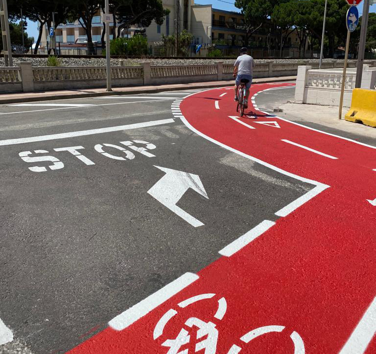 Es comença a col·locar el mobiliari urbà per enllestir la fase 1 de les obres del Passeig Marítim