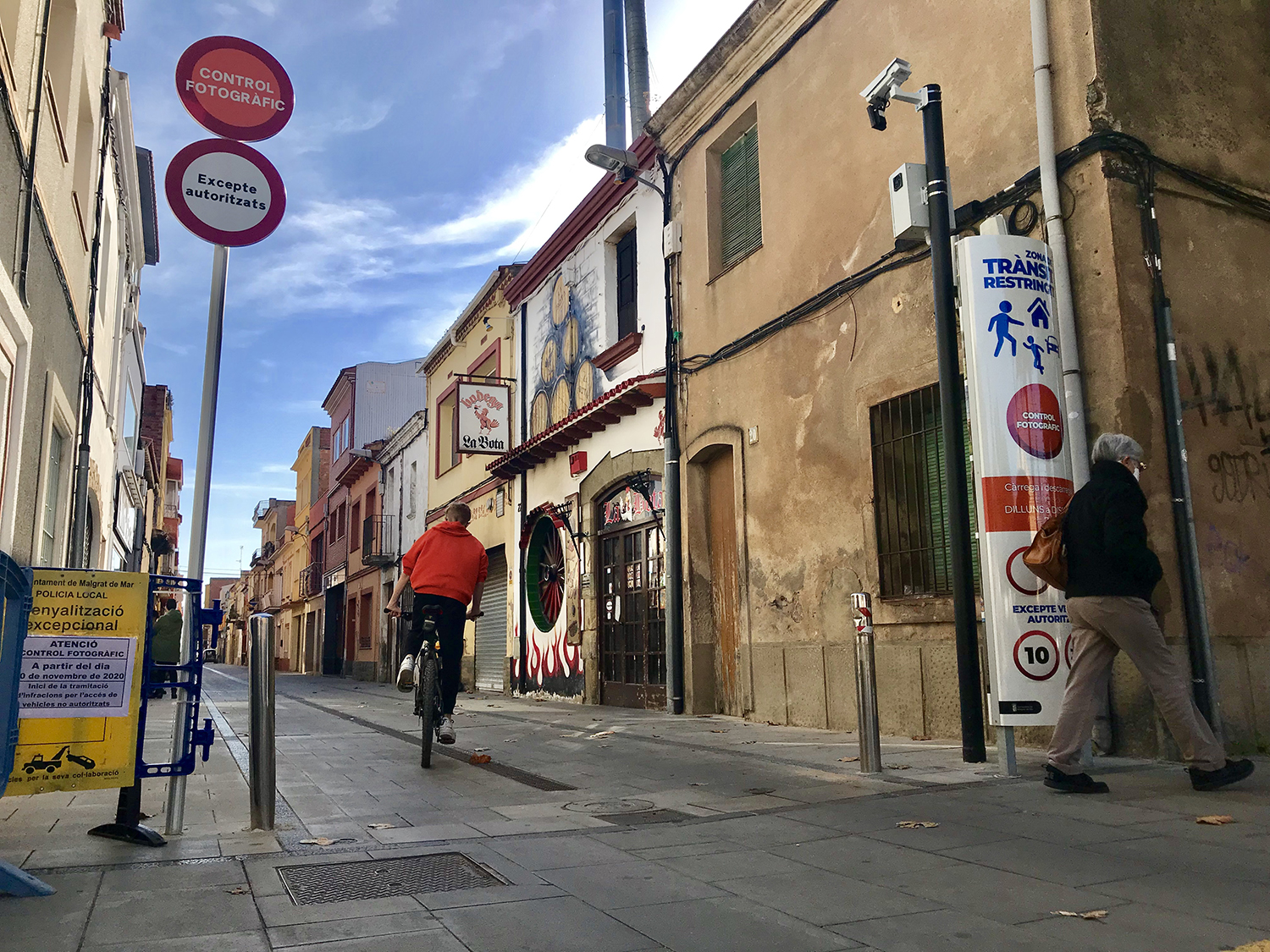 Les càmeres de control de trànsit i seguretat del carrer Blanch entren en funcionament aquest divendres