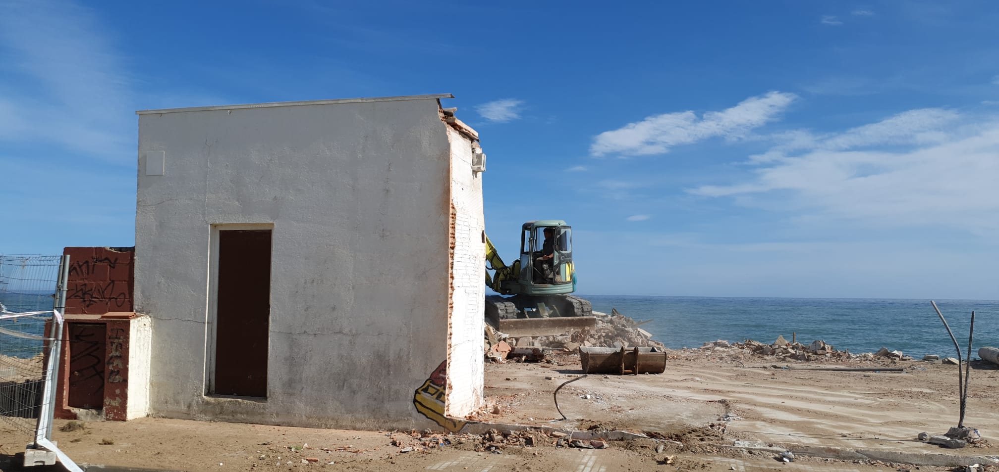 Enderroquen l'edificació que estava a primera línia de mar, davant del càmping Marisol 