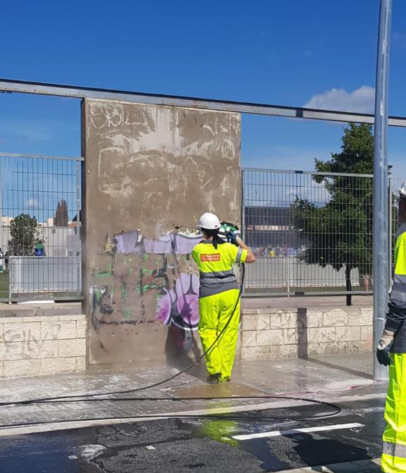 Nova campanya de neteja de grafits i pintades en façanes d'edificis públics i mobiliari