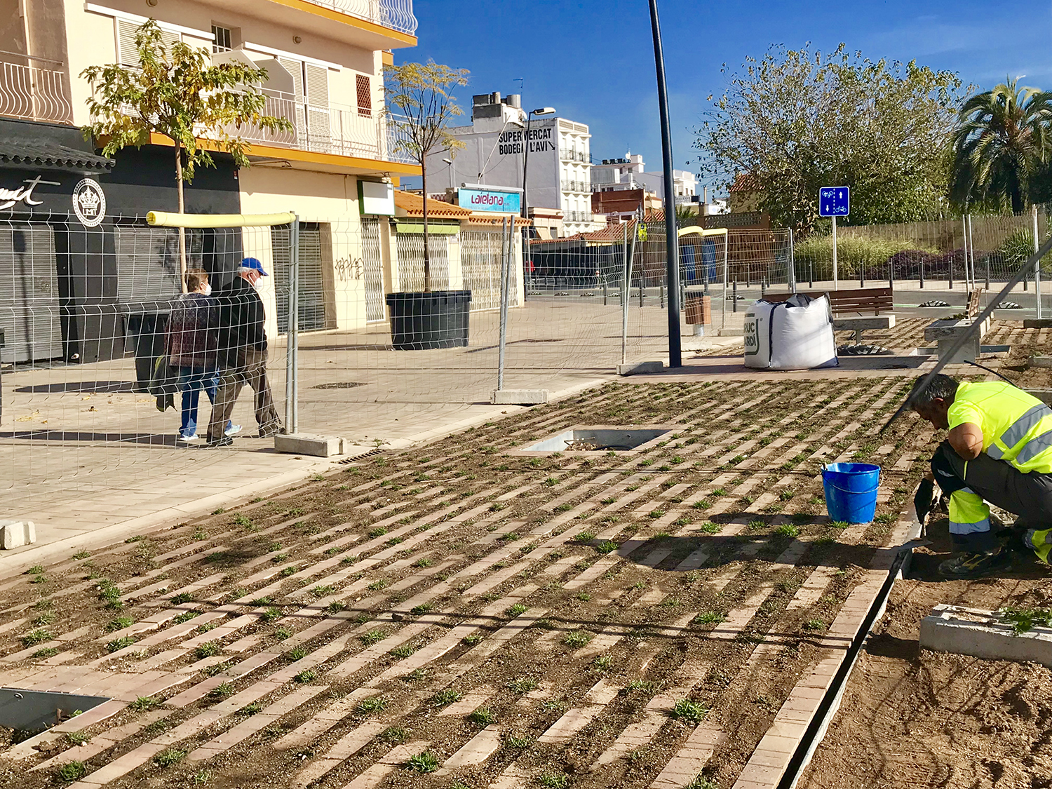 Imatge d'arxiu del passeig del moment que es va començar a plantar la vegetació. Foto: AjMalgrat. 