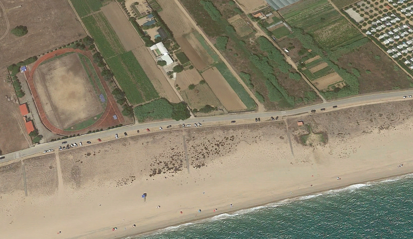 La platja on es permetrà practicar nudisme està situada entre les pistes d'atletisme i el primer càmping. Foto: AjMalgrat. 