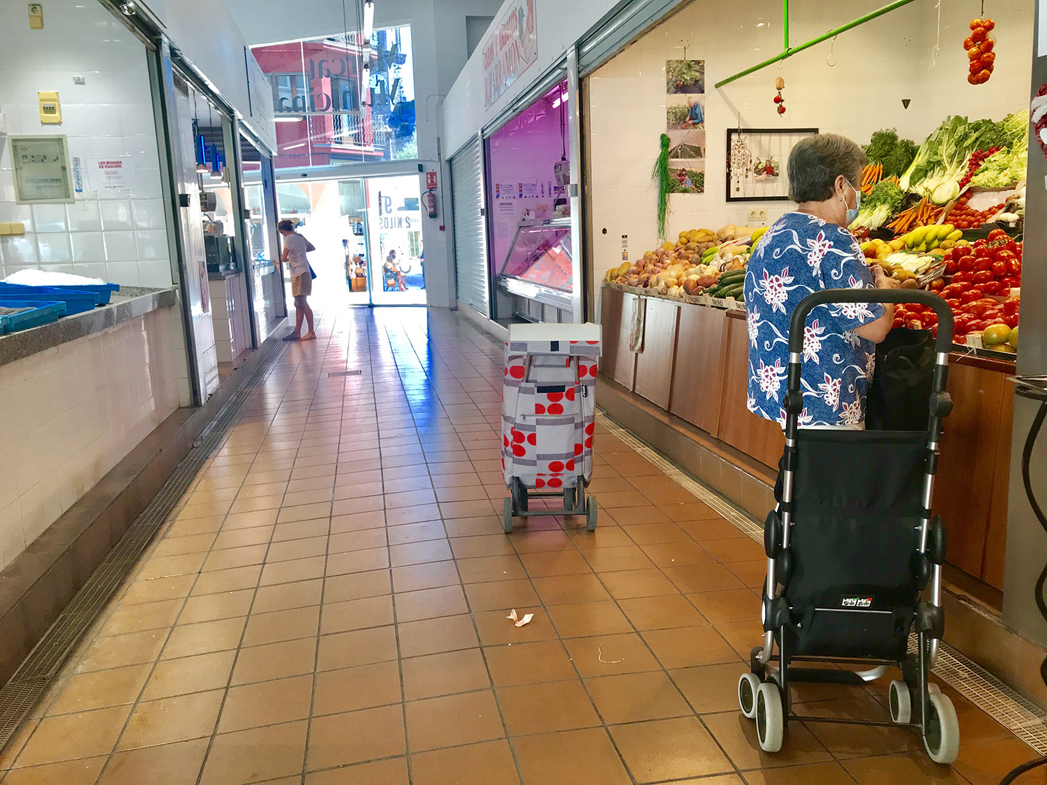 Es renova el paviment del Mercat Municipal, que restarà tancat 3 setmanes per les obres