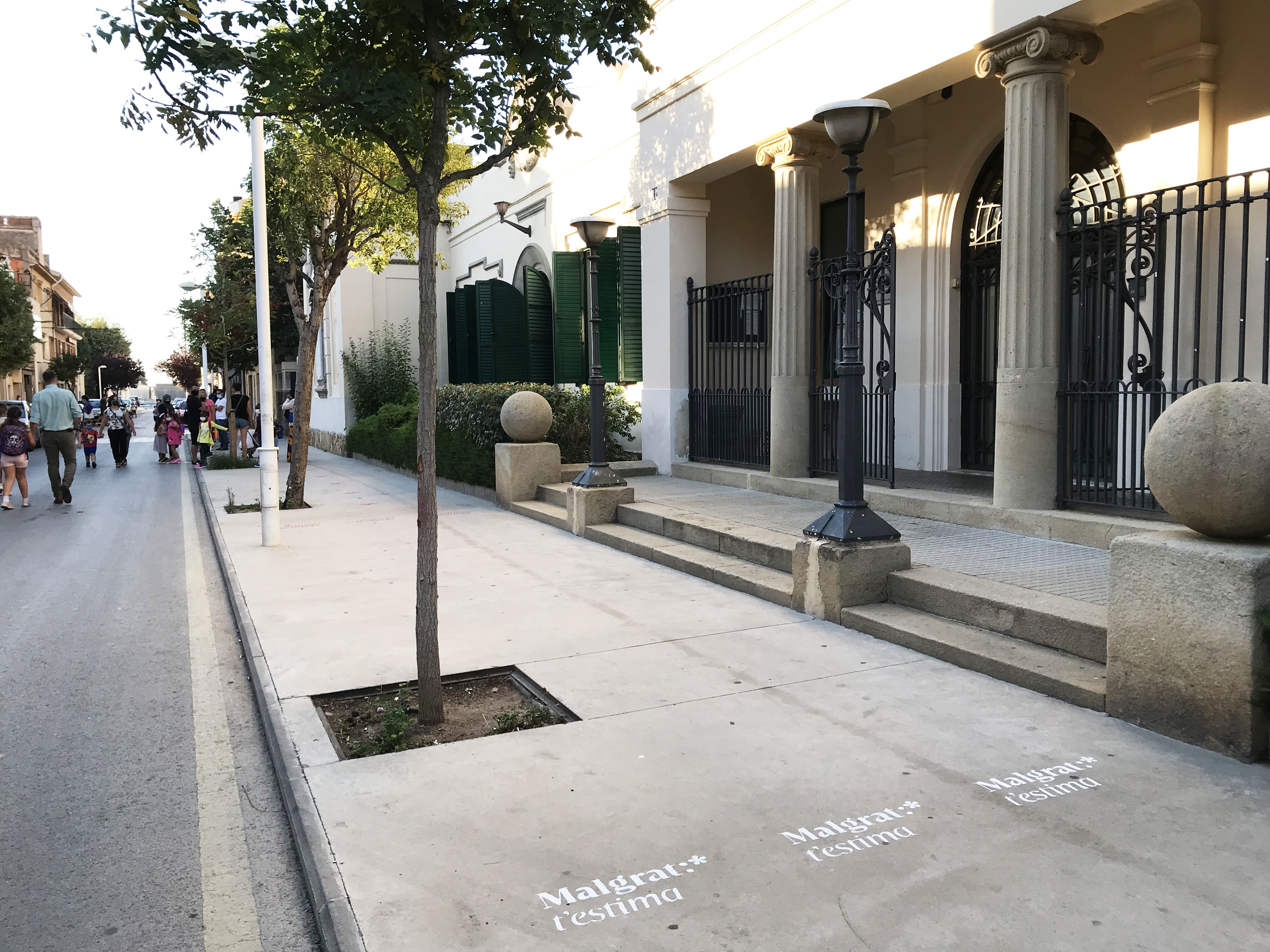 L'Ajuntament engega en el carrer Escoles la primera experiència d'urbanisme tàctic a Malgrat 